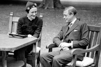Edvard VIII och Wallis Simpmson i Frankrike år 1937. Ett giftermål som ansågs olämpligt av den brittiska befolkningen.