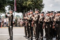 Dagen före Lettlands självständighetsdag 21 augusti hyllar Hemvärnet och försvarsmakten uppbrottet från Sovjetunionen.