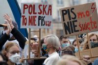 Demonstranter i Warszawa protesterar mot en väntad skärpning av landets abortlagar.