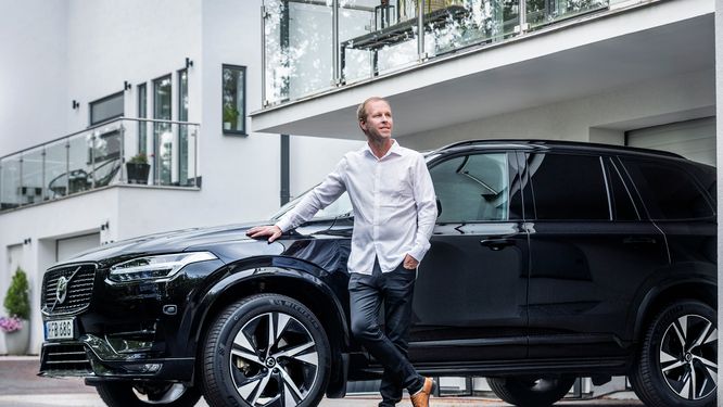 Patrik Norberg står framför sin helsvarta Volvo XC90 som han sedan en tid tillbaka leasar genom Volvo Selekt med Business Lease. 