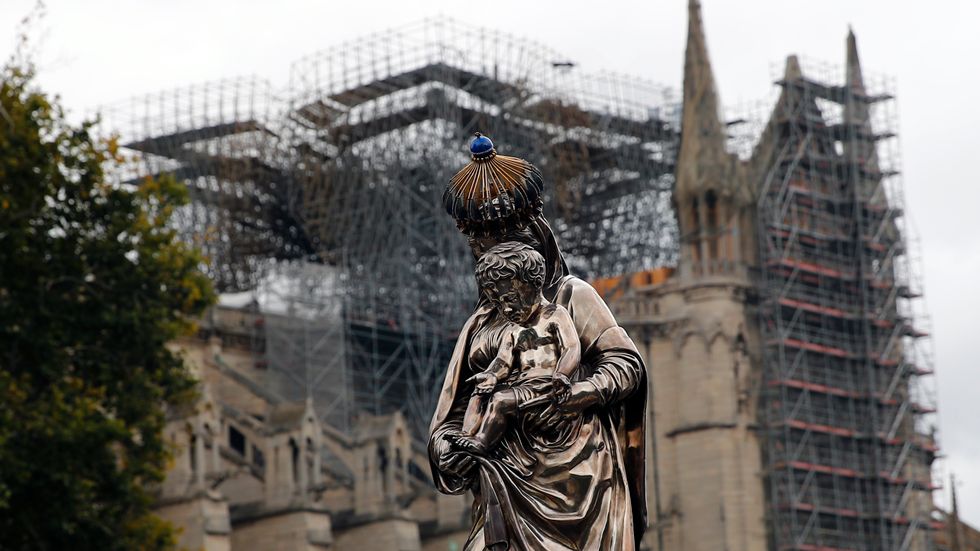 Katedralen Notre-Dame eldhärjades svårt i en brand i april. Arkivbild.