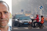 Daniel Helldén (MP) och en elmoped i Kina.