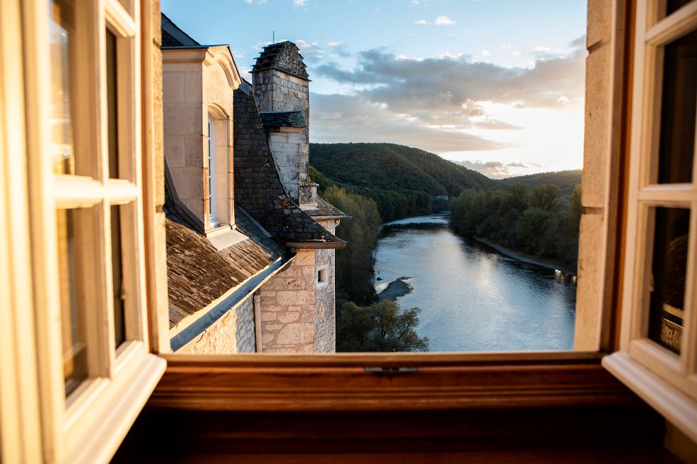 Ett rum med utsikt. Under takbjälkarna på anrika Château de la Treyne kan gästerna följa Dordogneflodens stadiga flöde.
