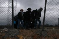 En grupp flyktingar längs gränsen mellan Makedonien och Serbien.