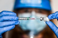 Enligt Läkemedelsverket har cirka 40 000 svenskar hunnit få en första dos av vaccinet mot covid-19. 