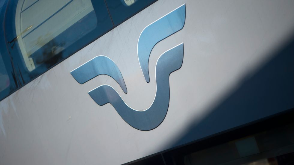 SJ-logotyp på ett tåg.