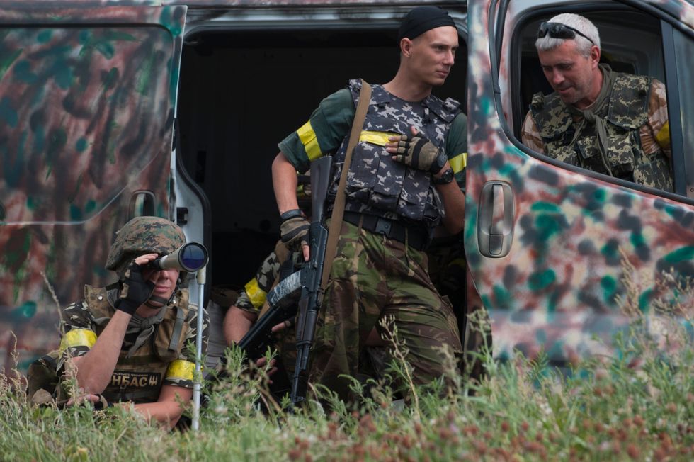 Ukrainska soldater från Donbass-bataljonen vaktar sina positioner i närheten av staden Donetsk. 