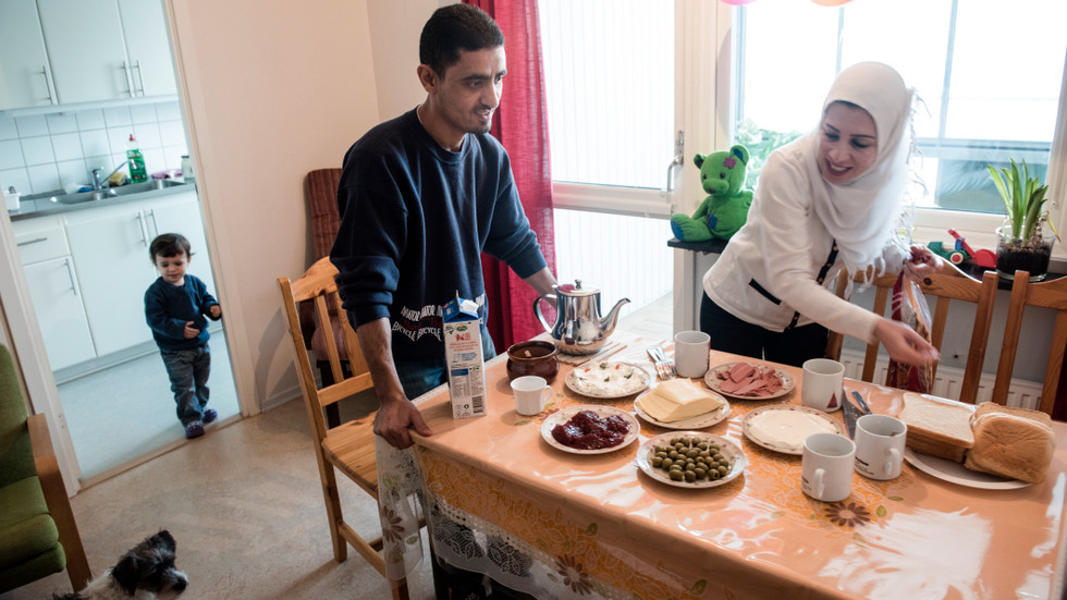 Tarek och Abeer och Ziad i deras lilla lägenhet. Stoltheten lyser igenom när de får bjuda på mat.