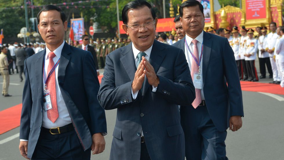 Kambodjas premiärminister Hun Sen i mitten.