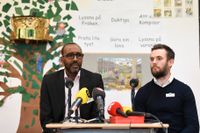 Hussein Ibrahim, rektor och Roger Lindquist, biträdande rektor på den muslimska friskolan Al-Azharskolan i Vällingby under tisdagens pressträff angående sin könsuppdelade skolbuss.