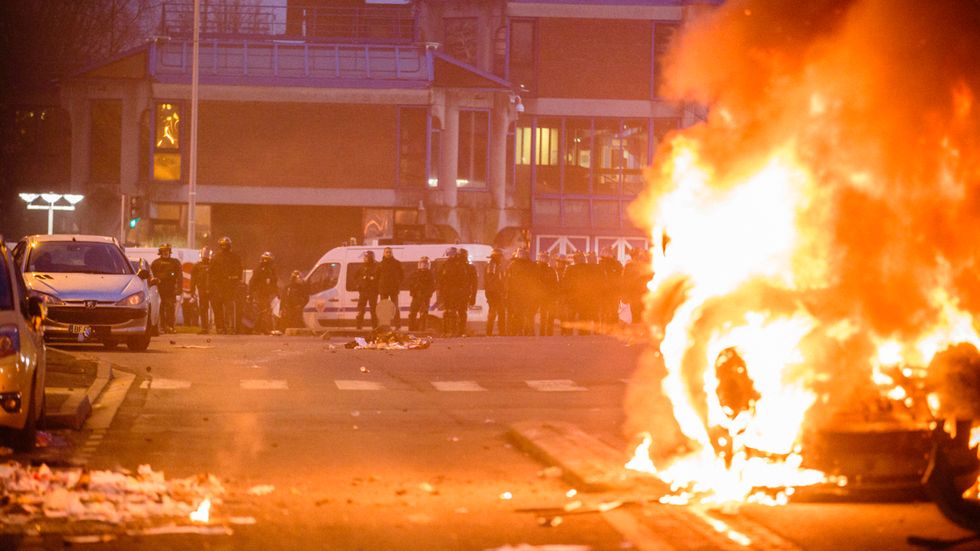 En bil har satts i brand i samband med protester i Bobigny i Paris.