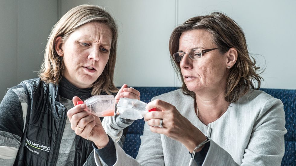 Miljöminister Karolina Skog (MP) och klimatminister Isabella Lövin (MP) tittar på mikroplaster vid ett besök på forskningsfartyget R/V Electra som tillhör Stockholms universitets Östersjöcentrum. Arkivbild.