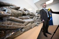 Närmare 150 kilo narkotika hittades av tullen när en lastbil kontrollerades vid Öresundsbron. "Gatuvärdet uppskattas till cirka 16 miljoner konor", säger åklagaren Hans Harding.