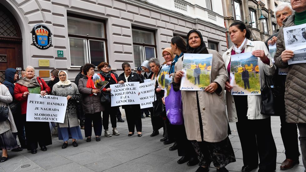Bosniska överlevarorganisationer protesterar utanför Sveriges ambassad i Sarajevo. Arkivbild.