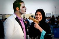 En kvinna poserar med en man utklädd till Jokern i Batman under Comic Con-mässan i hamnstaden Jidda vid Röda havet i februari i år. Mässan är en av de tillställningar som anordnats med stöd av nyinstiftade Myndigheten för nöje. 