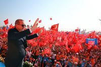 President Recep Tayyip Erdoğan vinkar till massorna på Yenikapi-torget i Istanbul.