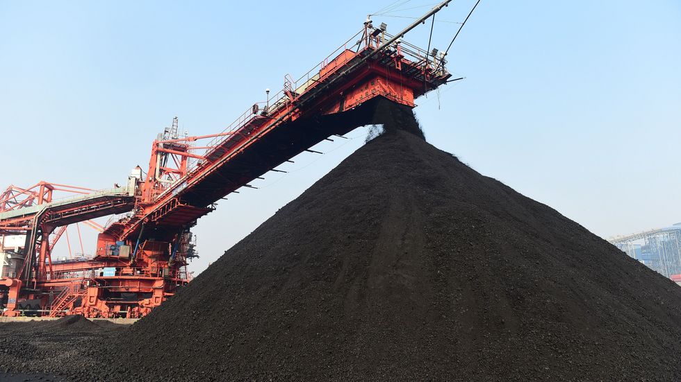 Hamnen i Huanghua är en av de viktigaste hamnarna för koltransporter i Kina. Varje dag lastas 500 000 ton kol på fartyg i hamnen för transport till kraftproduktion i södra delar av landet. Bilden är från 22 december 2020. 