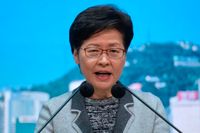 Hongkongs ledare Carrie Lam uttryckte vid en pressträff i torsdags besvikelse över att myndighetschefer och politiker deltagit i ett stort födelsedagskalas trots risken för smittspridning.