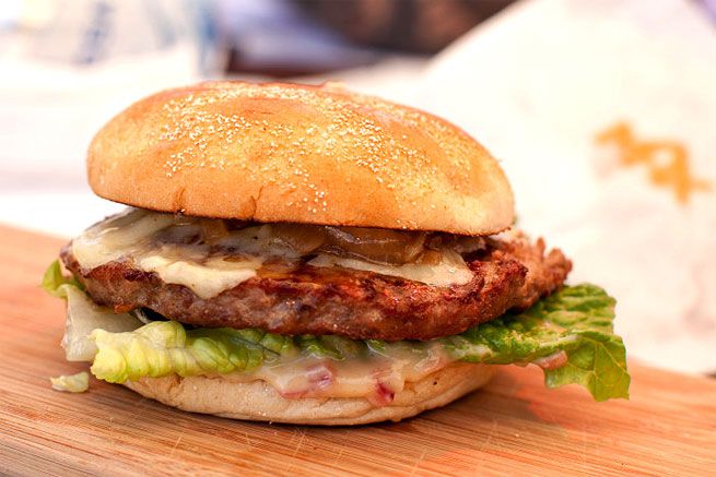 Jens Drugges vinnarburgare Burger of Love innehåller ölbrässerad jalapeño och silverlök, bifftomat, romansallad, gruyèreost, inlagd gurka, vitlök & dijonsenapsdressing enligt eget recept, Grand de Luxe -kött och Friscobröd.