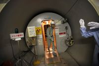 Anställd inne på Sendais kärnkraftsreaktor i södra Japan.