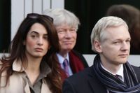 Amal Alamuddin och Julian Assange utanför Belmarsh Magistrates Court efter förhör gällande utlämningen till Sverige. Fotot är taget den 24 november 2011.