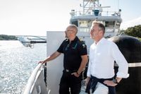 Inrikesminister Mikael Damberg och Johan Berggren, befälhavare på Kustbevakningens fartyg KBV 031,  vid Norr Mälarstrand den 29 juli i år. 