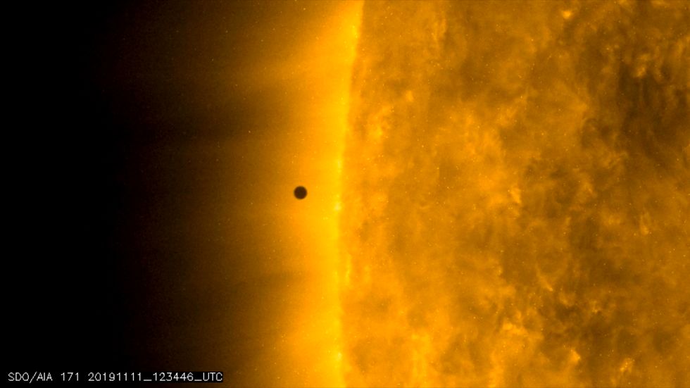 Planeten Merkurius passerar mellan solen och jorden, här sedd som en svart prick. 