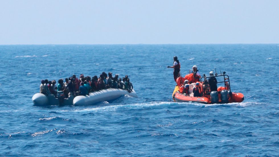En bild från i lördags visar en annan räddningsinsats från hjälporganisationerna SOS Méditerranée och Läkare utan gränser, ombord på norskregistrerade Ocean Viking.