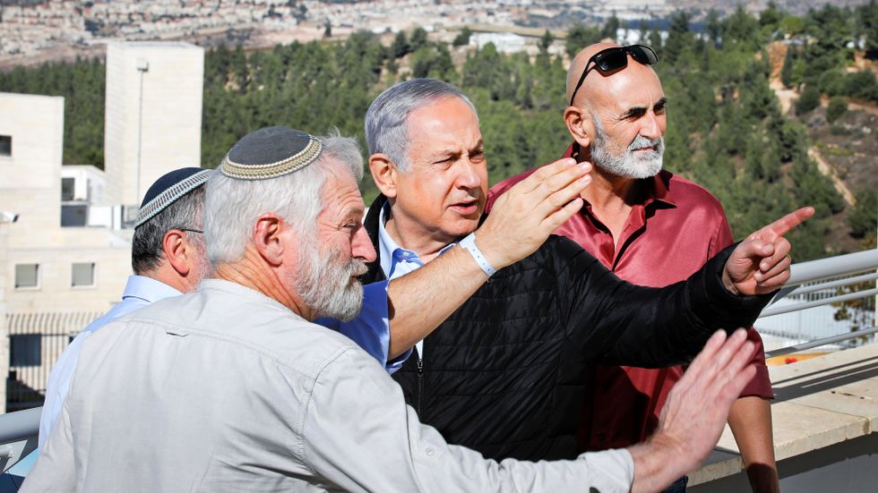 Israels premiärminister Benjamin Netanyahu, mitten, besöker den ockuperade Västbanken tisdag 19 november. 