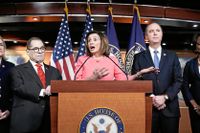 Representanthusets talman, demokraten Nancy Pelosi presenterar de andra ledamöterna som företräder Demokraterna.  