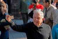 Mexikos president Andrés Manuel López Obrador visar upp sitt id-kort efter att ha röstat.