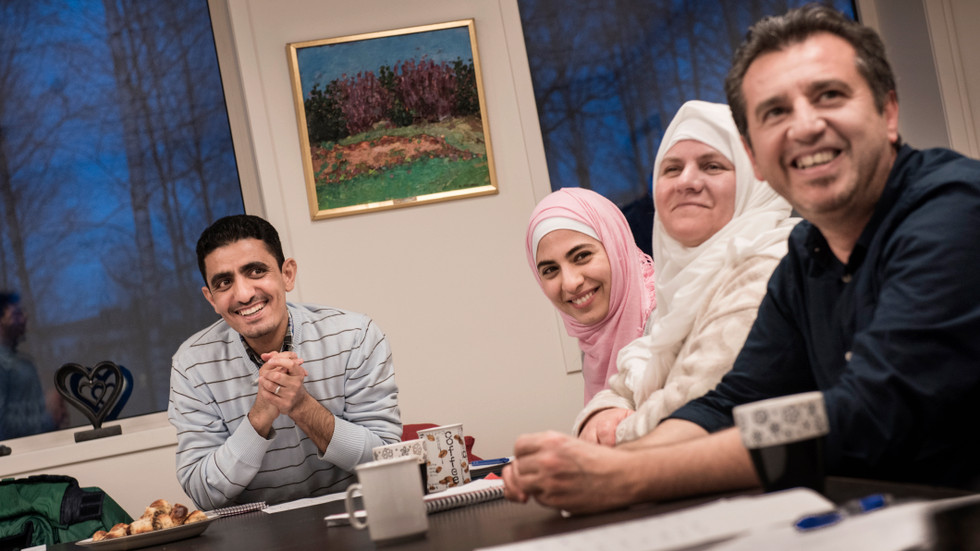 Ett exempel på integration från gräsrötterna: På andra sidan bordet sitter fyra svenskar från Borås, som är nyfikna på arabiska som språk och kultur.  Fr.v. Tarek Swirakly, Khalida Abdulrahim, Maha al Mufti och Hassan Idelbi, som jobbat som advokat i 23 i Syrien.