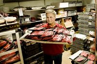 På Ica i Stavsta hanteras två ton kött i veckan. Ica-handlaren Lennart Rowland menar att den största fördelen med att paketera i butiken är mörheten.
