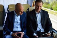 Socialdemokraternas vallöften skulle leda till 60 miljarder i höjda skatter, menar M-topparna Fredrik Reinfeldt och Anders Borg som på tisdagen befann sig på bussturné norr om Stockholm.