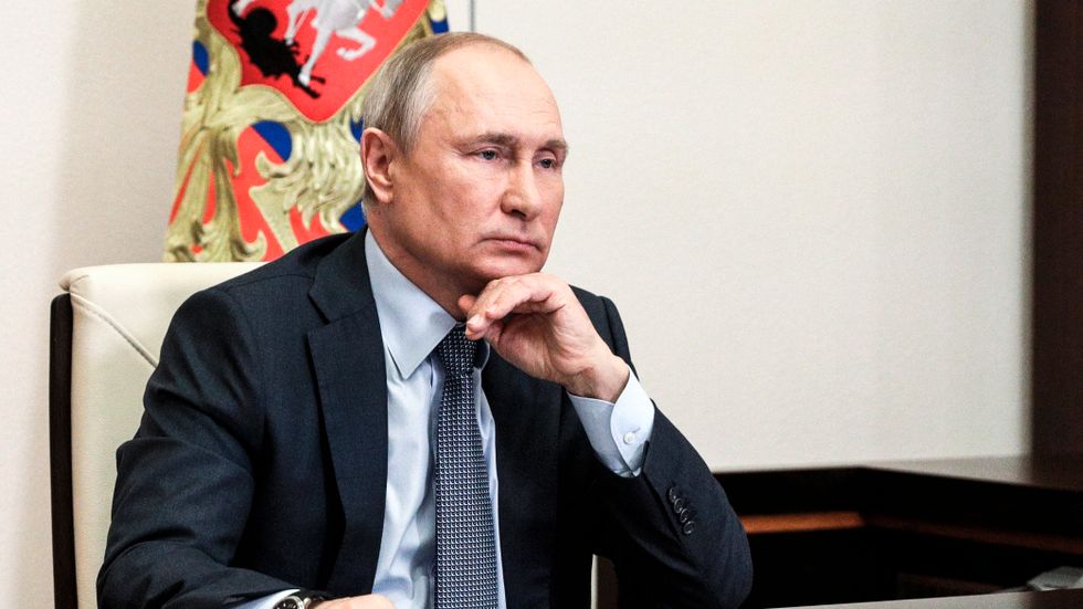 Vladimir Putin låtsas inte ens bry sig om demokrati längre, skriver Jan Blomgren. 