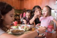 ”Eftersom de äter lunch i skolan under veckorna blir middagen mitt sätt att visa kärlek”, säger Vanadis Phumpiú, kakaoexpert som reser  i jobbet minst två veckor per månad. Här med barnen Habana, nio år, och tvillingarna Luna och Maya, fyra år.
