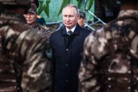 Rysslands president Vladimir Putin besöker en militärparad.