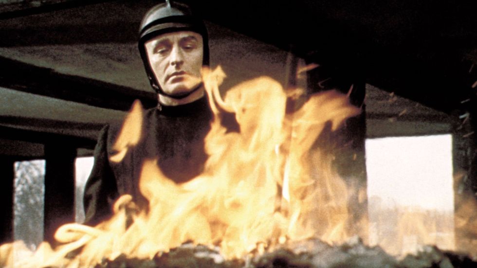 Oskar Werner i François Trauffats ”Fahrenheit 451” från 1966.  Filmen, som bygger på Ray Bradburys roman, beskriver en framtid i vilken böcker förbjudits. 