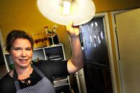 Helena Larsson på förskolan Måsen visar att glödlampan bytts ut mot ett engergisnålt alternativ över matbordet.