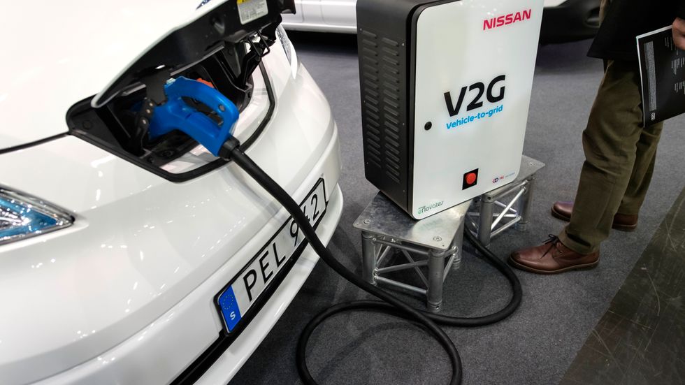 Att ta el från batteridrivna bilar kallas med en engelsk förkortning V2G, "vehicle to grid". Här visar Nissan upp en variant i Göteborg. Arkivbild från 2018.