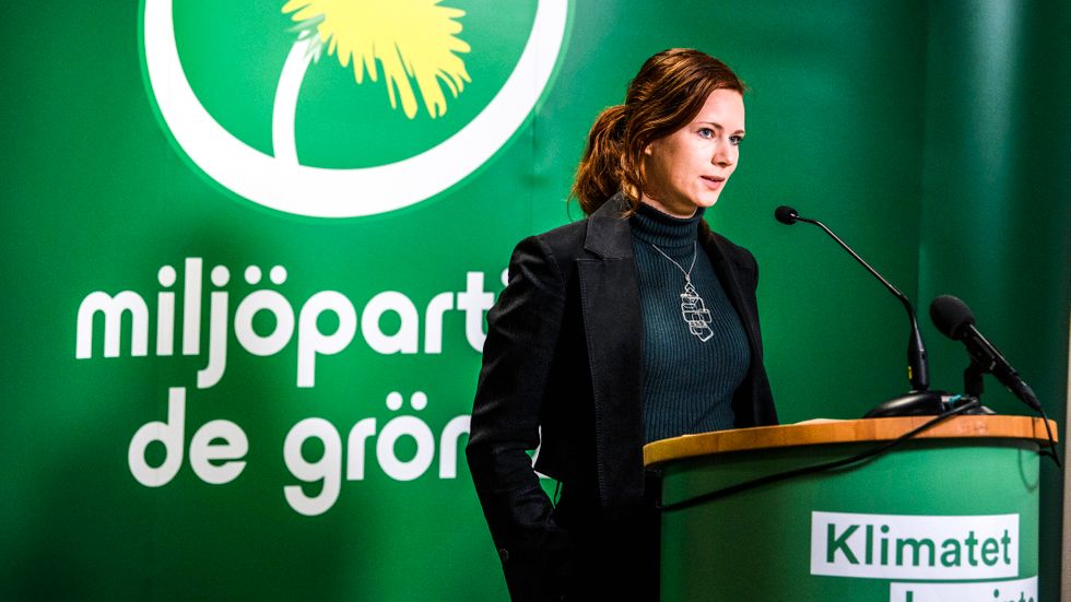 Miljöpartiets Rebecka Le Moine ställer sig bakom en motion inför partiets kongress om att verka för ett ”Klimatnytt” i SVT. 