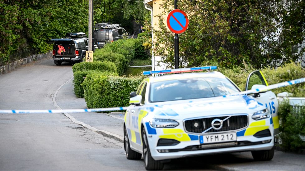 En kvinna och ett barn avled efter att ha misshandlats svårt i Mälarhöjden i södra Stockholm. En man har nu åtalats misstänkt för mordet.