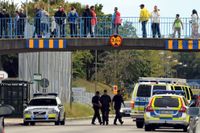 Många samlades efter dagens tragiska händelse vid gångbron på Mellanbäcksstigen över Hyllievångsvägen i i Malmö.