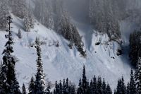 Regn, snö och blåst har skapat problem på flera skidorter i Alperna. Arkivbild.