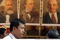 Porträtten av Karl Marx, Friedrich Engels och Lenin hänger på en bokmarknad i Peking. Kinas president satsar miljoner på ”Marxprojektet” som syftar till att modernisera äldre teorier och man ska bland annat ta fram nya böcker för gymnasiet.