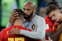 Belgiens assisternade tränare Thierry Henry tröstar Eden Hazard efter seminfinalen mellan Frankrike – Belgien.