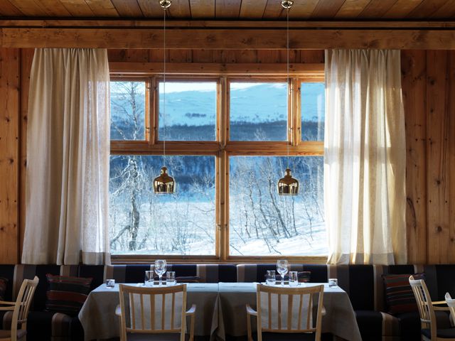 På anrika högfjällshotellet Fjällnäs serveras läckerheter hämtade ur bygdens flora och fauna, tillsammans med viner från Skåne.