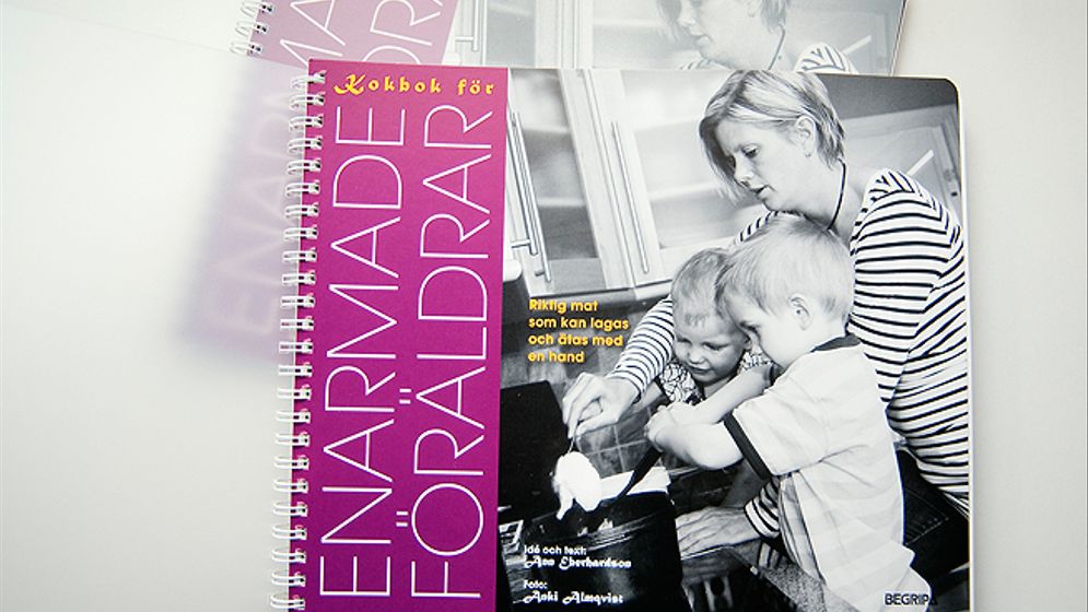 Kokbok för enarmade föräldrar (Begripa förlag). Ann Eberhardsson är trebarnsmamma och idén till boken föddes när hon var mammaledig med barn nummer tre.
