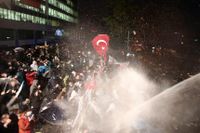 Polisen använde tårgas och vattenkanon när tidningen Zaman konfiskerades av turkiska myndigheter 2016.