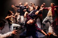”Grand finale” av Hofesh Shechter med tio dansare i en dystopisk värld.